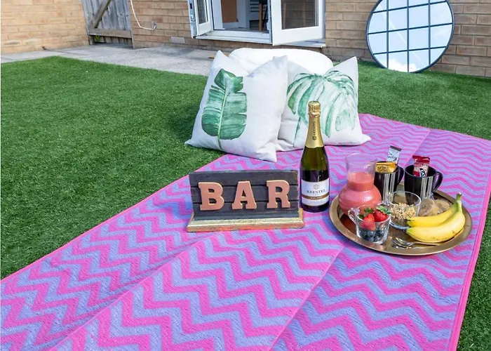 Cozy Glam Patchway Garden House Sleep 9 Mid-long Term Welcome بيت للعطل