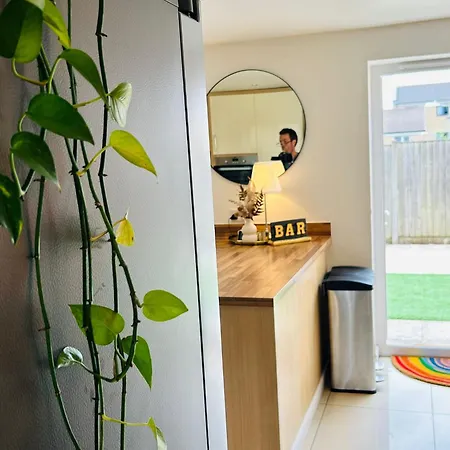 Cozy Glam Patchway Garden House Sleep 9 Mid-long Term Welcome בית נופש