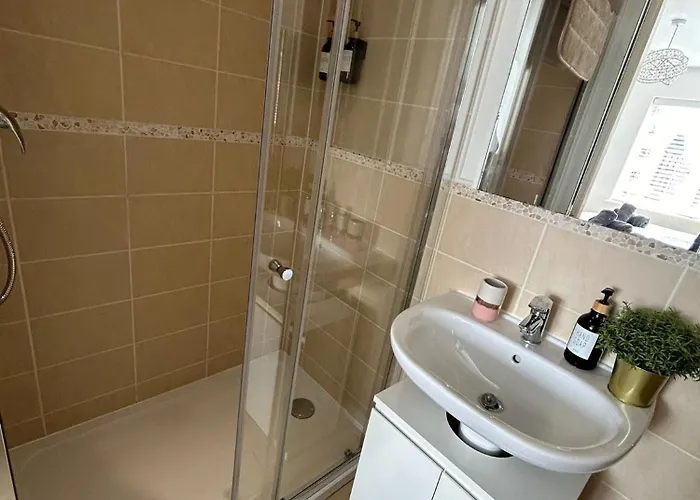 Cozy Glam Patchway Garden House Sleep 9 Mid-long Term Welcome Bristol